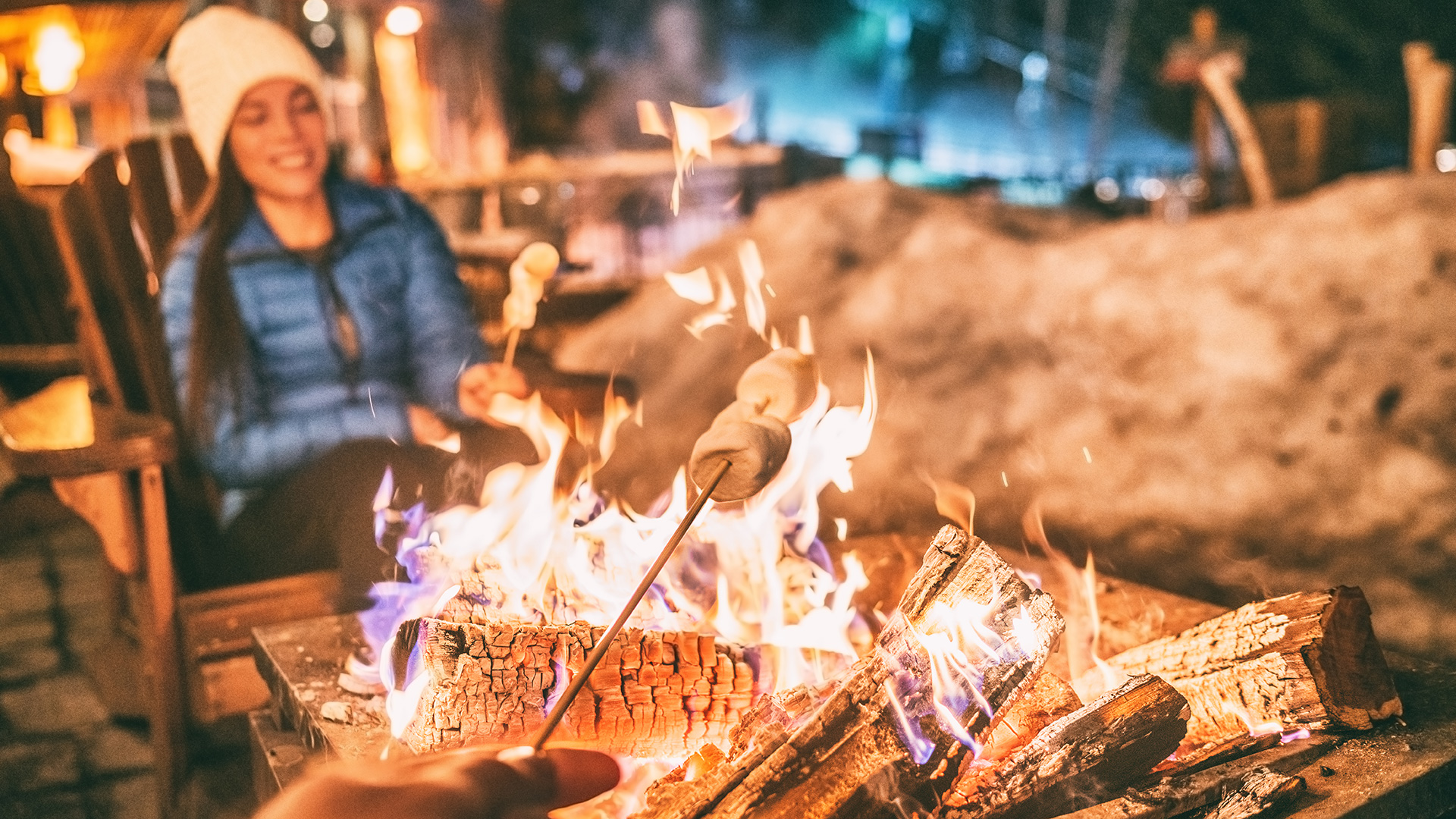 Mädchen am Feuer im Chaletdorf