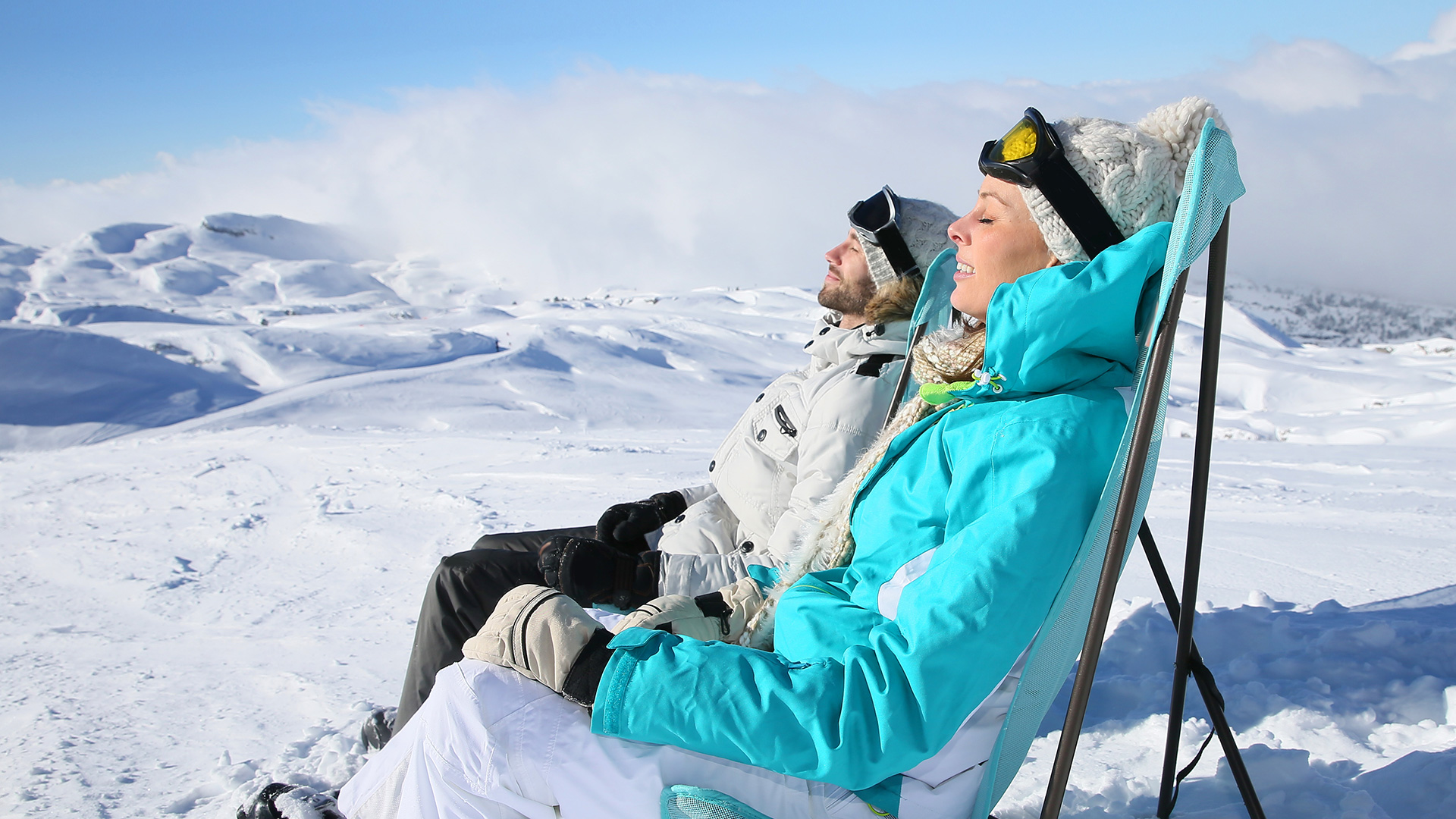 Sonnen-Skiurlaub Paar Liegestuhl